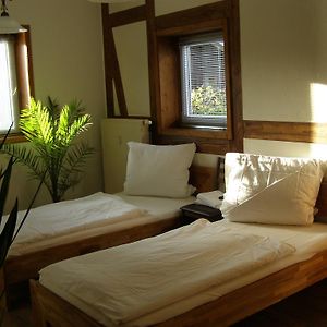 Privates Zimmer mit zwei Einzelbetten